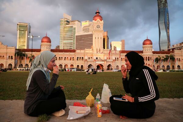 Мусульмане во время ифтара в Малайзии  - Sputnik Қазақстан
