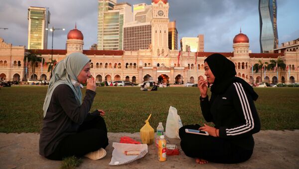 Мусульмане во время ифтара в Малайзии  - Sputnik Казахстан