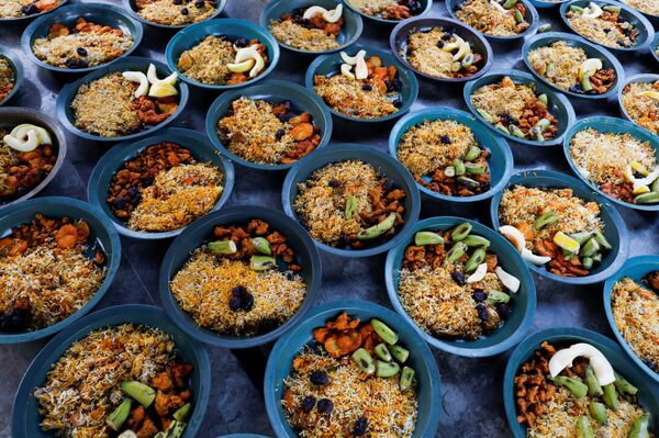 Приготовленные рис и фрукты для раздачи людям во время ифтара в Карачи  - Sputnik Қазақстан