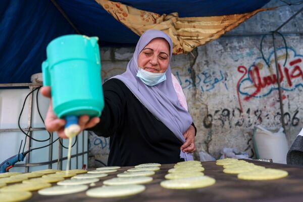 Женщина готовит традиционные сладости в Газе  - Sputnik Казахстан