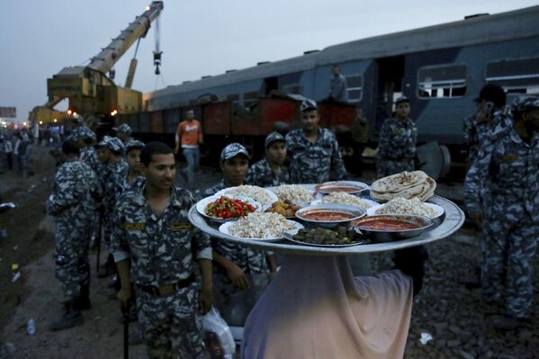 Женщина принесла еду для ифтара для служб безопасности в Египте  - Sputnik Қазақстан