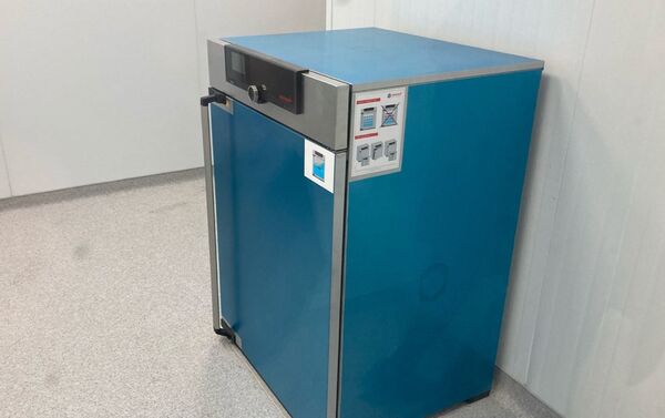 Холодильник для хранения вакцины на биофармацевтическом заводе в Жамбылской области - Sputnik Казахстан