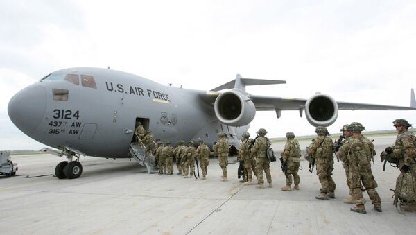 Американские военнослужащие у транспортного самолета перед отправкой в Афганистан в аэропорту Манас. Фото из архива - Sputnik Казахстан