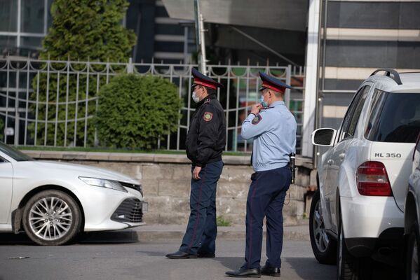 Полицейские дежурят на месте происшествия возле ЖК Бухар Жырау - Sputnik Казахстан