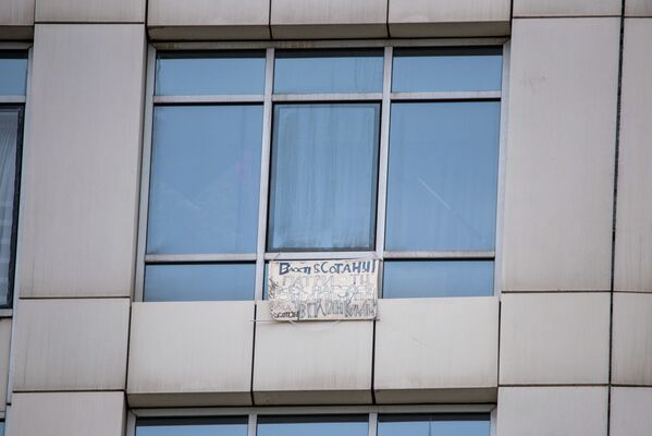 Плакат, который вывесил стрелок на окне своей квартиры в ЖК Бухар Жырау - Sputnik Қазақстан