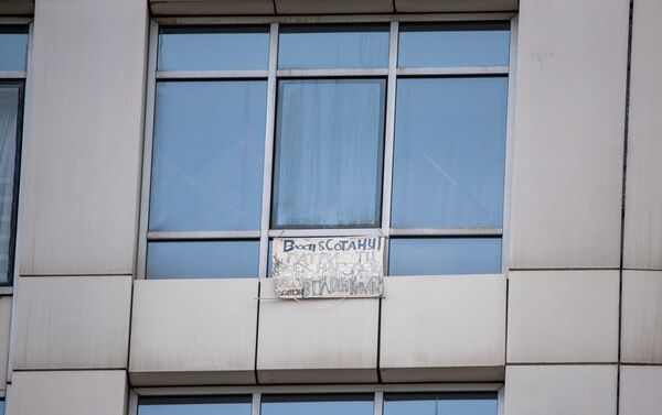 Плакат, который вывесил стрелок на окне своей квартиры в ЖК Бухар Жырау - Sputnik Казахстан