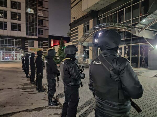 Полицейские у ЖК Бухар Жырау - Sputnik Казахстан