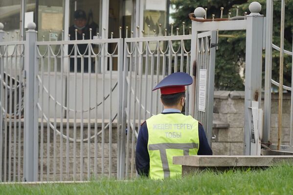 Полицейские продолжают работать в ЖК Бухар Жырау - Sputnik Қазақстан
