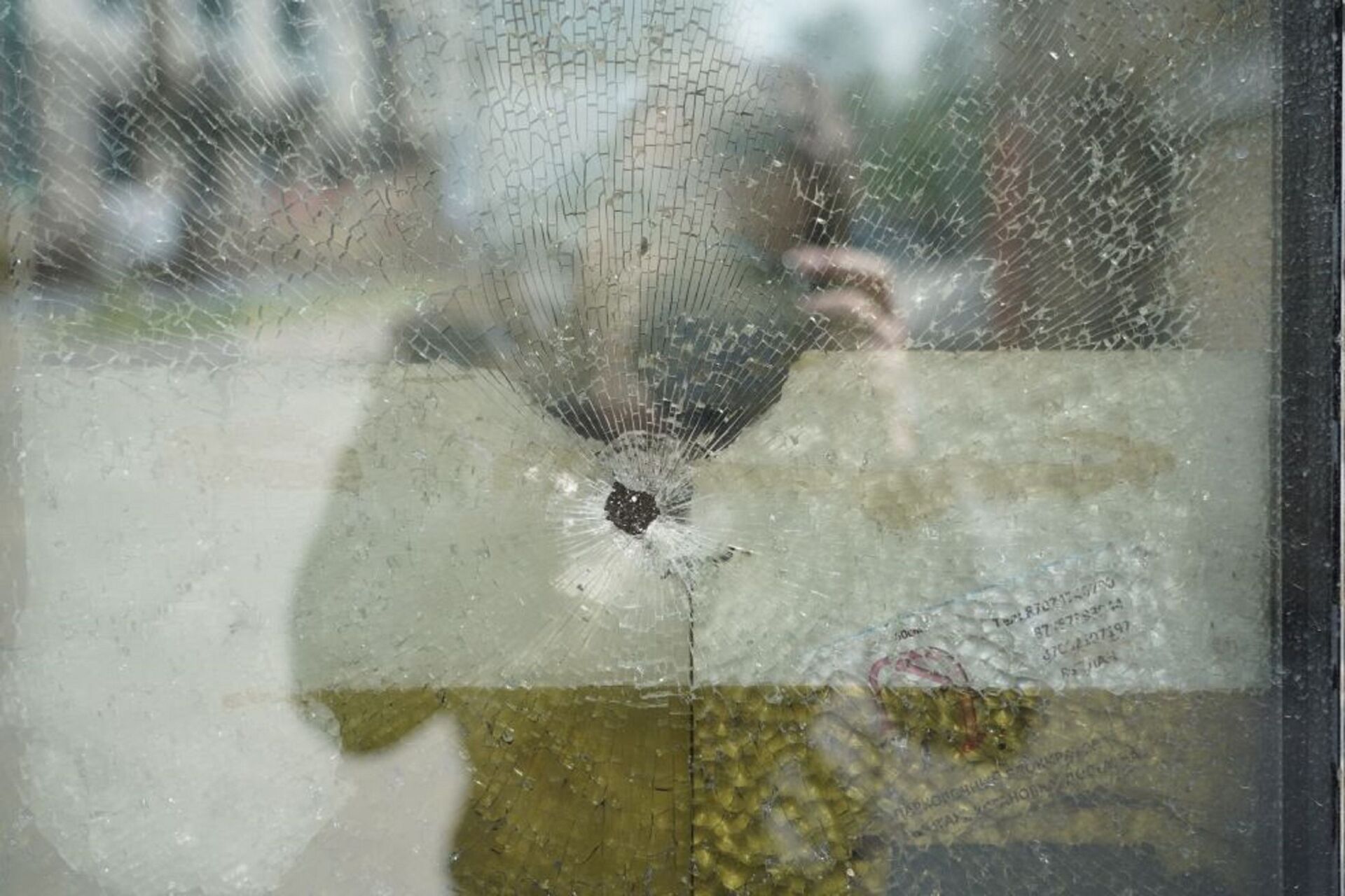 Пулевое отверстие в стекле на месте стрельбы в ЖК Бухар Жырау - Sputnik Казахстан, 1920, 01.02.2022