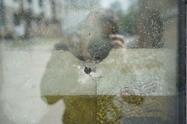 Пулевое отверстие в стекле на месте стрельбы в ЖК Бухар Жырау - Sputnik Казахстан