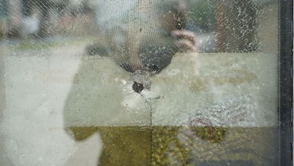 Пулевое отверстие в стекле на месте стрельбы в ЖК Бухар Жырау - Sputnik Қазақстан