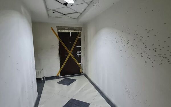 Ситуация в ЖК Бухар Жырау Тауэрс после инцидента со стрелком, который закрылся в квартире - Sputnik Казахстан