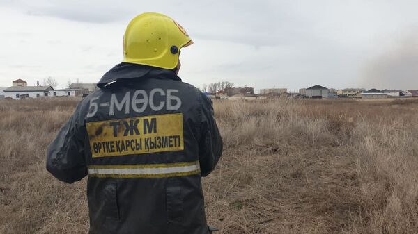 Пожарный на месте возгорания - Sputnik Казахстан