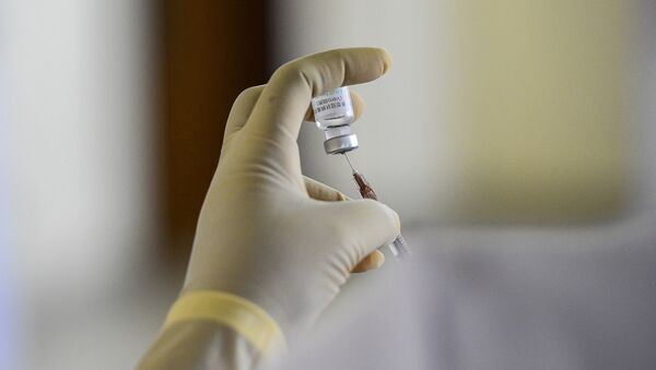 Медицинский работник готовится ввести китайскую вакцину, архивное фото - Sputnik Казахстан