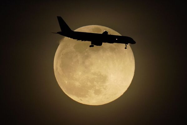 Самолет на фоне суперлуния в Луисвилле, штат Кентукки - Sputnik Қазақстан