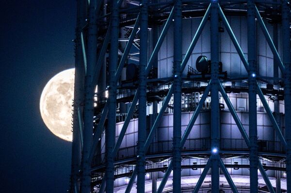 Полная луна позади небоскреба Tokyo Skytree в Токио - Sputnik Қазақстан