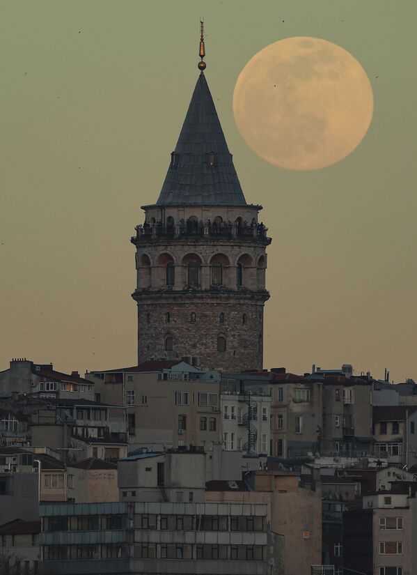 Полная луна на фоне башни Галата в Стамбуле - Sputnik Қазақстан