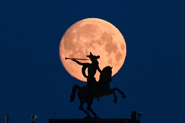 Полная луна над скульптурой Музея Победы в Москве - Sputnik Қазақстан