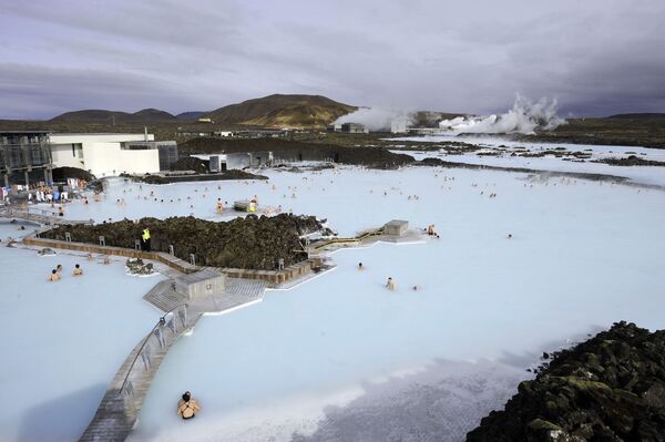 Термальный бассейн Голубая лагуна в Исландии  - Sputnik Қазақстан