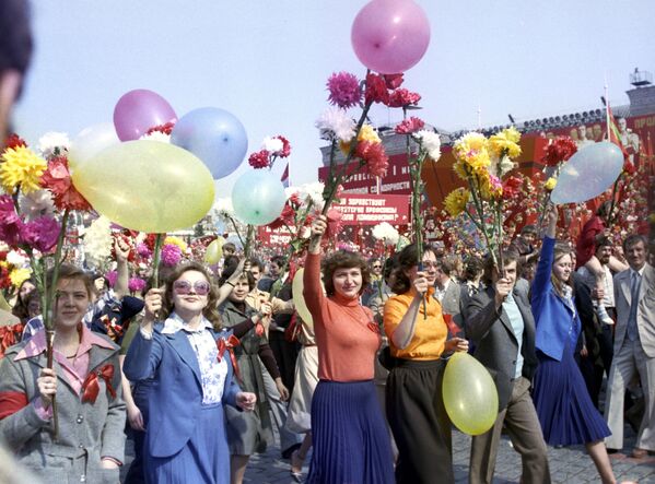 Первомайская демонстрация трудящихся на Красной площади, 1980 год - Sputnik Казахстан