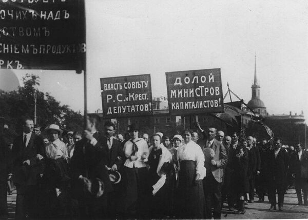 Демонстрация с большевистскими лозунгами на Марсовом поле 18 апреля 1917 года - Sputnik Казахстан