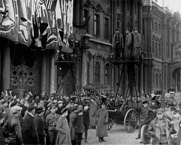 Празднование Первомая на Дворцовой площади 1 мая 1918 года - Sputnik Казахстан