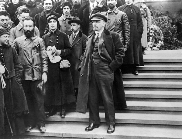 Владимир Ильич Ленин на Красной площади во время первомайской демонстрации 1 мая 1919 года - Sputnik Казахстан