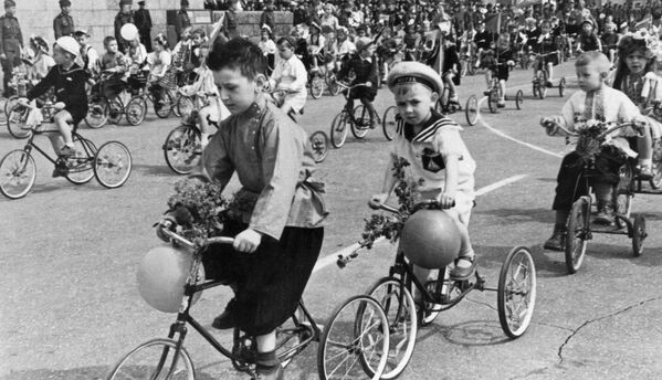 Дети на велосипедах во время первомайской демонстрации в Сталинграде, 1946 год - Sputnik Казахстан