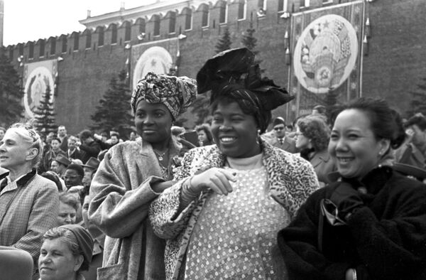Гости из Африки на демонстрации в Международный День солидарности трудящихся, 1960 год - Sputnik Казахстан