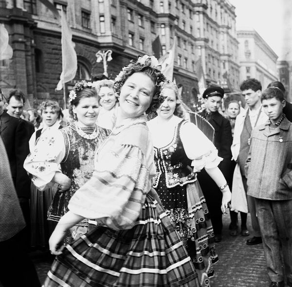 Участники первомайской демонстрации трудящихся на улице Горького в Москве, 1960 год - Sputnik Казахстан