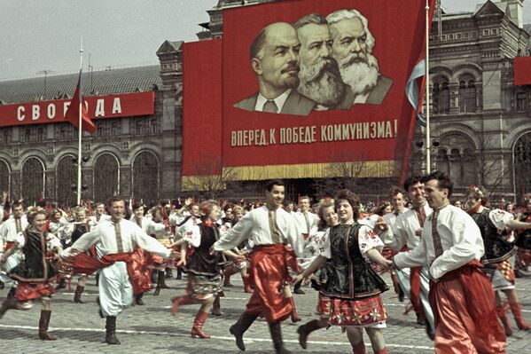 Выступление участников художественной самодеятельности на Красной площади во время празднования Дня международной солидарности трудящихся, 1964 год - Sputnik Казахстан