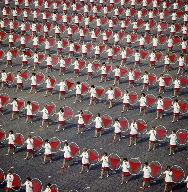 Выступление физкультурников на Красной площади в Москве в честь Дня международной солидарности трудящихся, 1974 год - Sputnik Казахстан