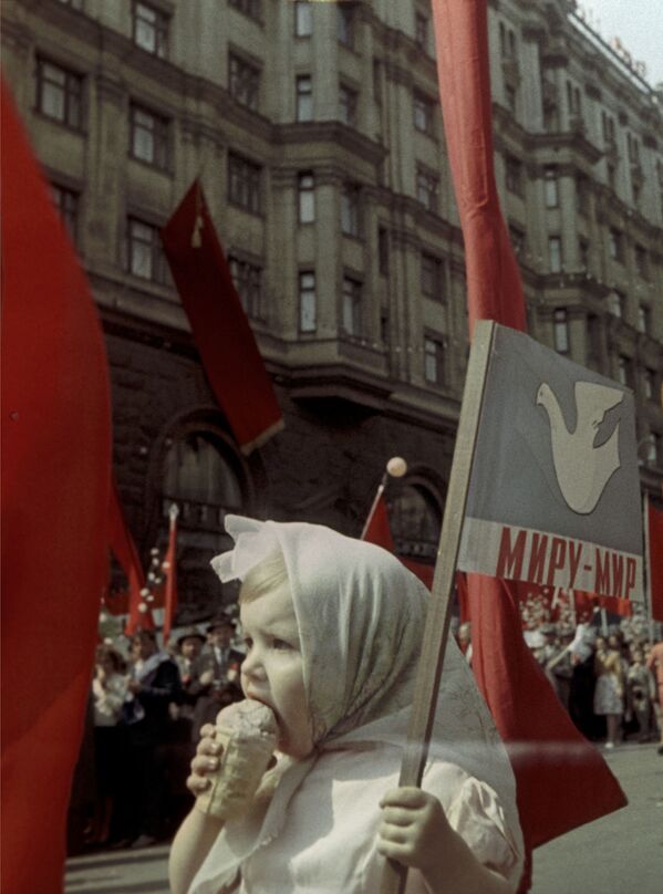 На первомайской демонстрации в Москве. 1964 год - Sputnik Казахстан