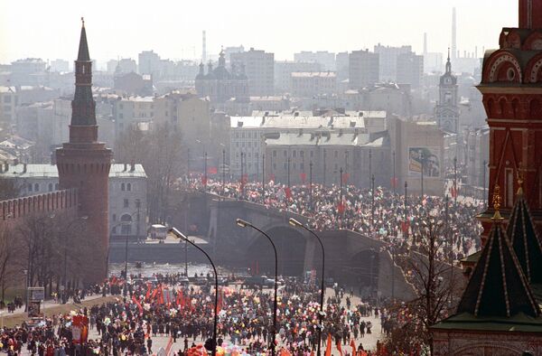 Участники демонстрации в центре города в День международной солидарности трудящихся - Sputnik Казахстан
