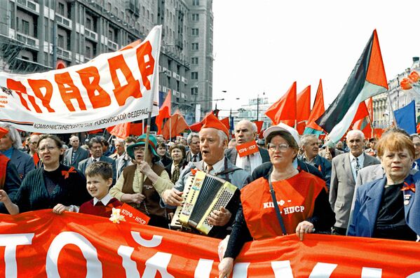 Массовое шествие и митинг на Театральной площади в Москве 1 мая 2002 года  - Sputnik Казахстан