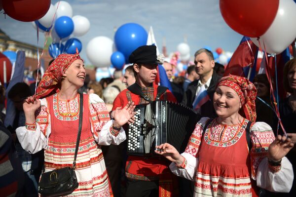Участники первомайской демонстрации на Красной площади в Москве - Sputnik Казахстан