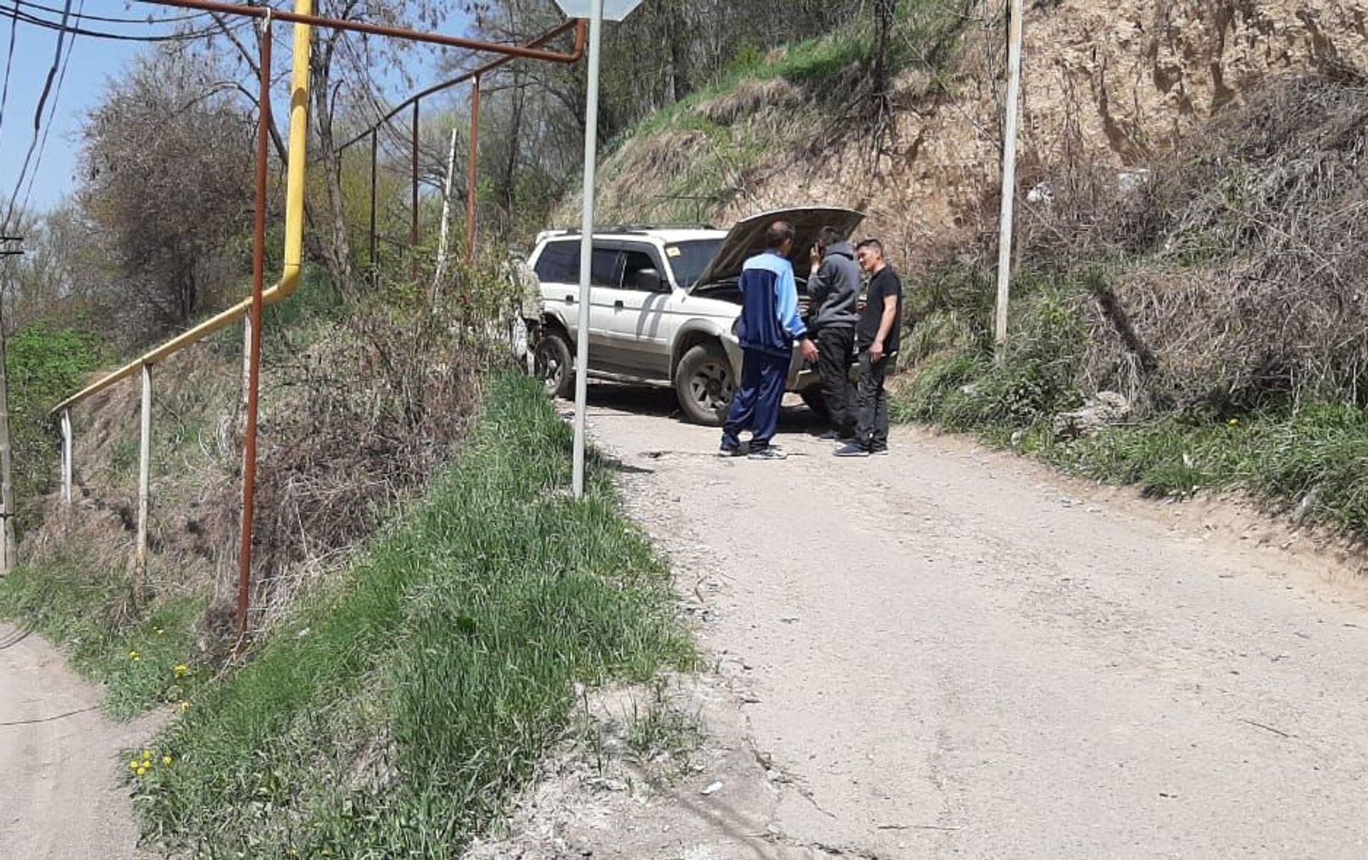 Водитель заглохшего на подъеме в гору внедорожника чудом спасся в Алматы