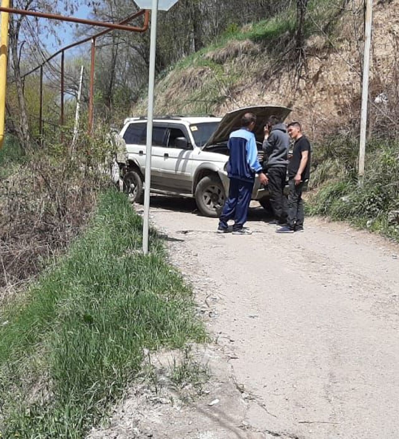 Водитель заглохшего на подъеме в гору внедорожника чудом спасся в Алматы