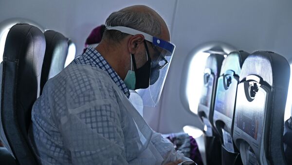 Пассажир в маске в салоне самолета  - Sputnik Казахстан