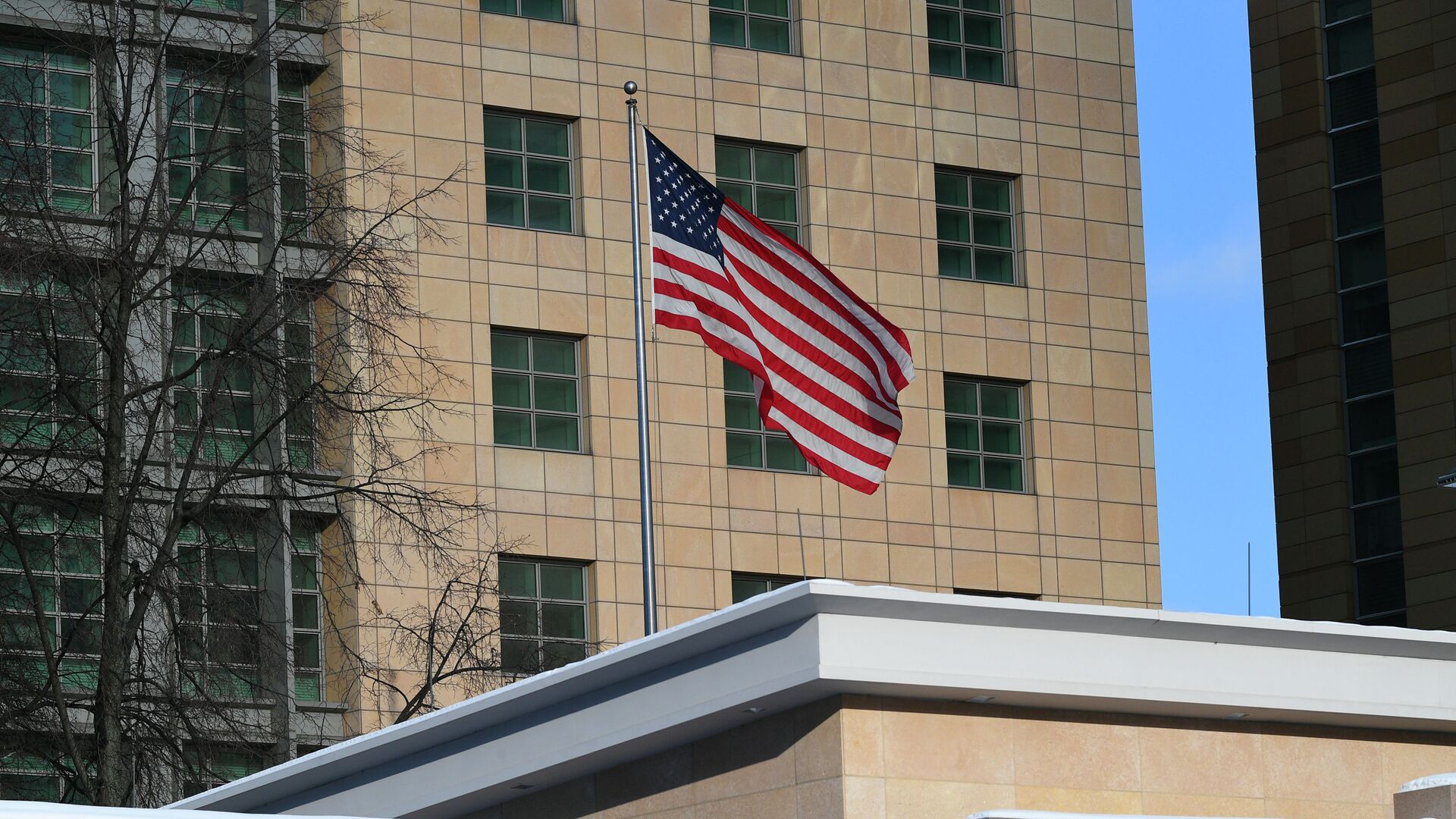 Государственный флаг США у американского посольства в Москве - Sputnik Қазақстан, 1920, 20.01.2022