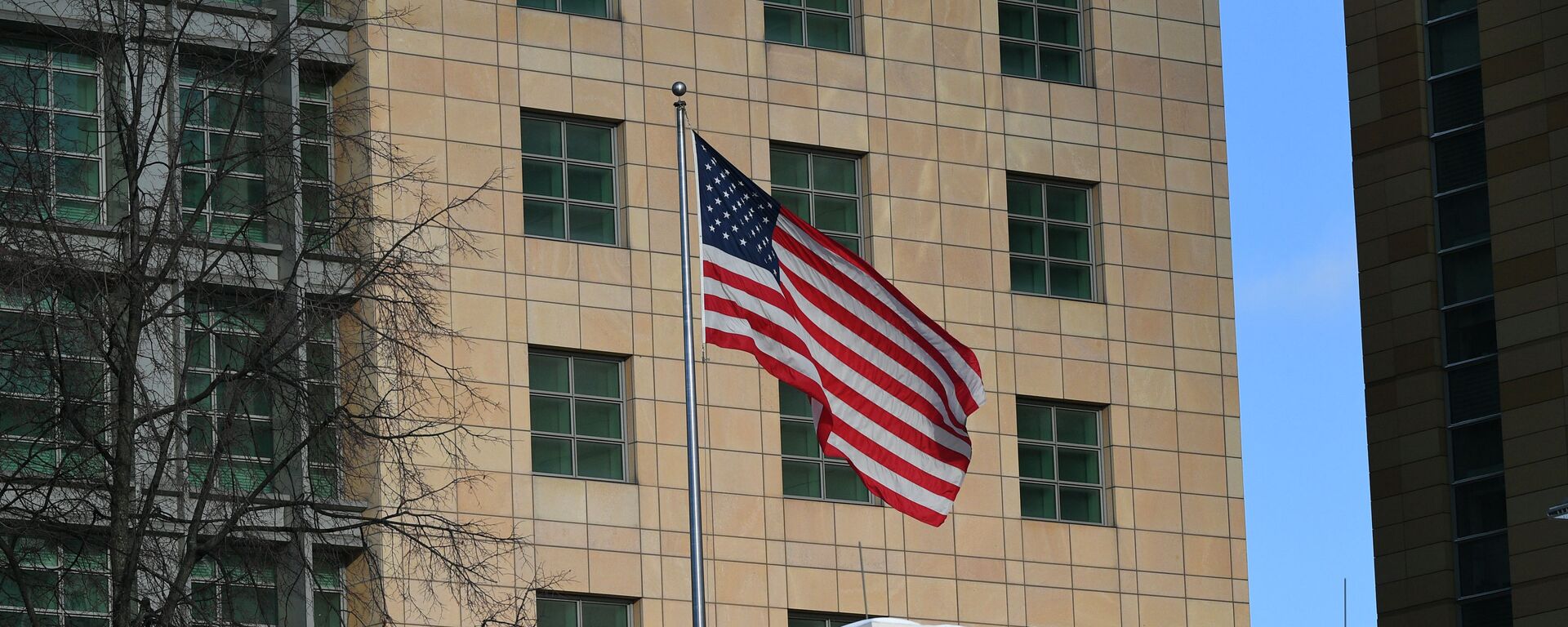 Государственный флаг США у американского посольства в Москве - Sputnik Қазақстан, 1920, 18.12.2021