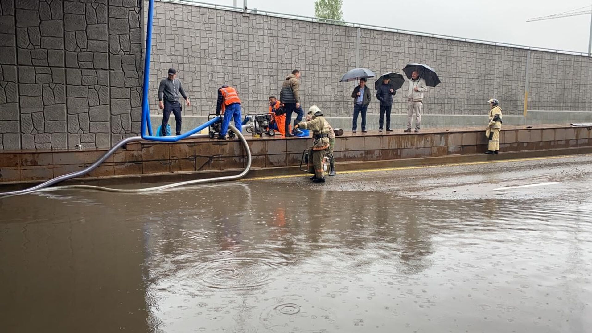 Вторая Венеция: улицы и дворы затопило в пяти районах Алматы - Sputnik Казахстан, 1920, 01.05.2021