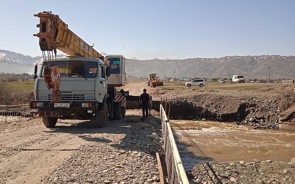Мост через реку Лепсы смыло бурным потоком в Алматинской области - Sputnik Казахстан