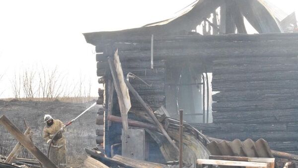 Огонь с камыша перекинулся на хозпостройки и жилой дом в Петропавловске - Sputnik Казахстан
