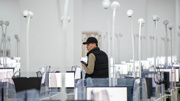 Сотрудник центра национального тестирования проверяет готовность аппаратуры  - Sputnik Казахстан