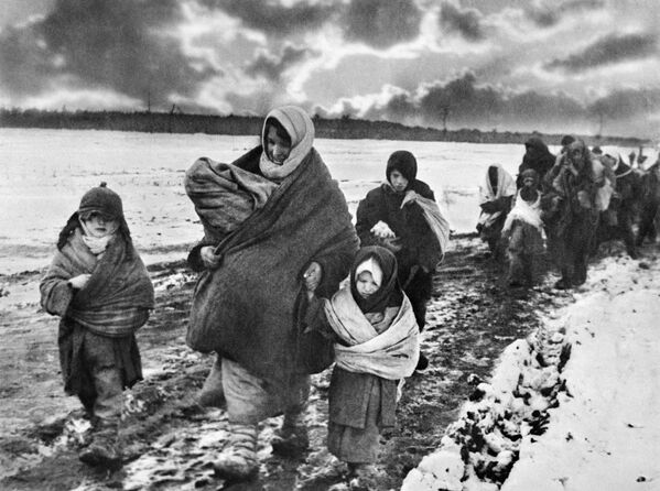 Советские женщины и дети возвращаются домой, 1943 год - Sputnik Казахстан