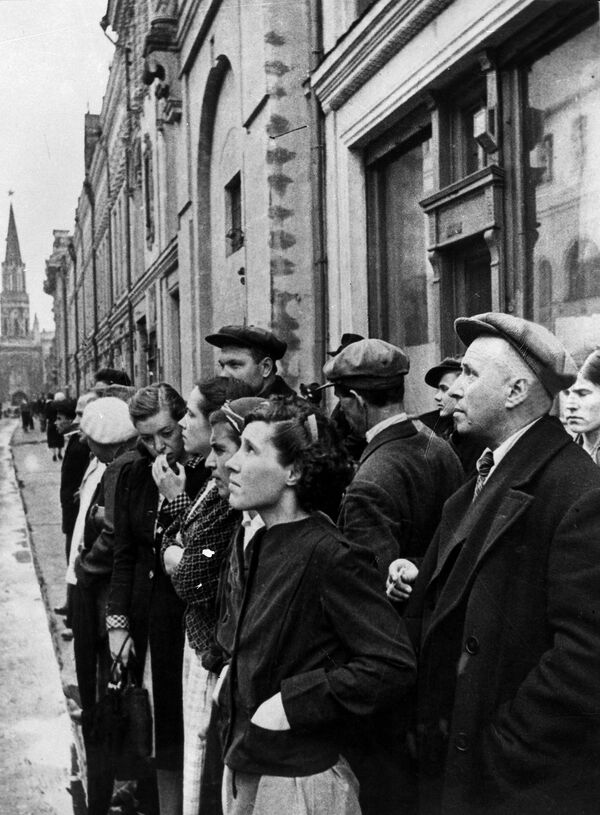 Жители столицы 22 июня 1941 года во время объявления по радио правительственного сообщения о вероломном нападении фашистской Германии на Советский Союз - Sputnik Қазақстан