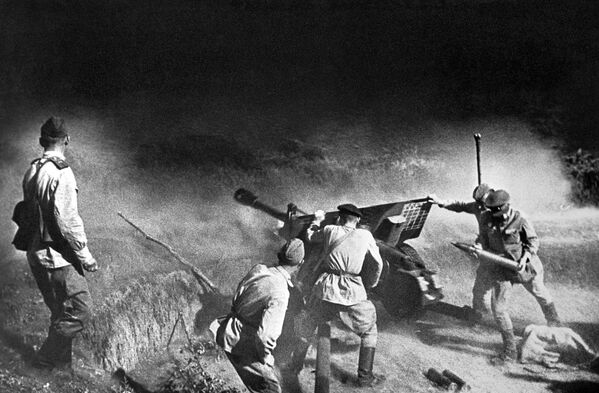 Артиллерийский расчет во время боя, Северный Кавказ, 1943 год - Sputnik Қазақстан
