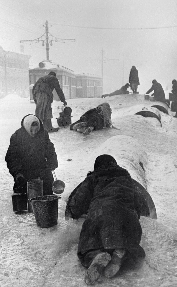 Жители блокадного Ленинграда, 1942 год - Sputnik Казахстан