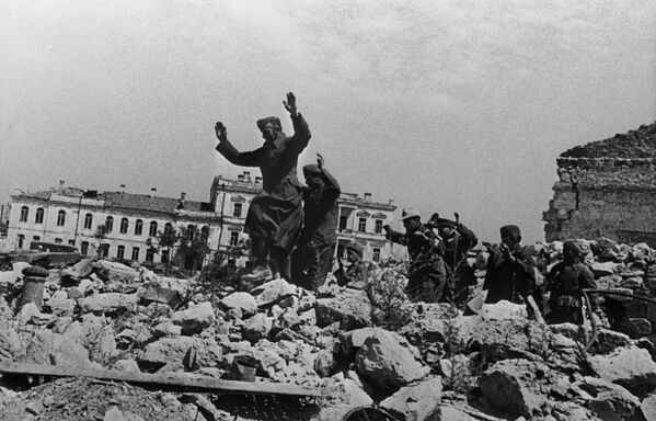 Пленные немцы на развалинах Севастополя около Графской пристани, 1942 год - Sputnik Қазақстан